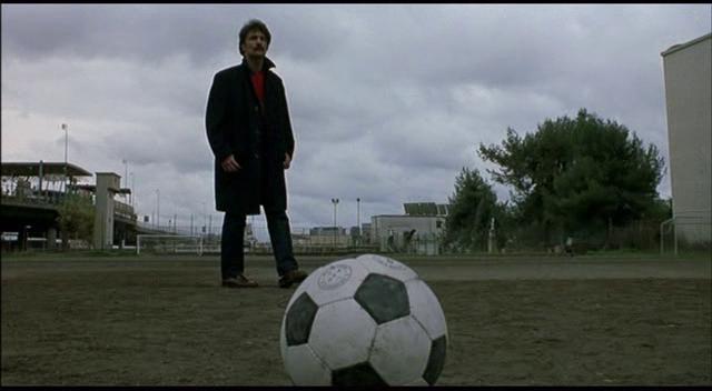 Кадр из фильма Лишний человек / L'uomo in più (2001)