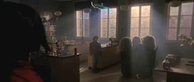Кадр из фильма Затерянные в подземелье / Babel (1999)