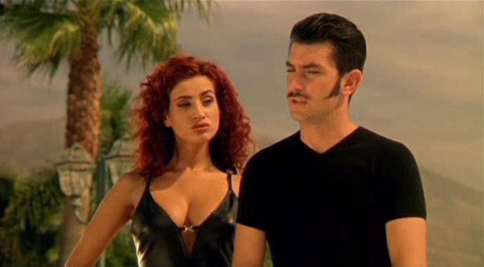 Кадр из фильма Торренте 2: Миссия в Марбелью / Torrente 2: Misión en Marbella (2001)