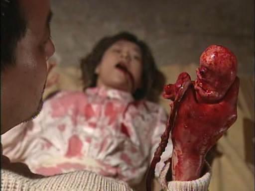 Кадр из фильма Красная Комната 2: Сломанные Куклы / Shin akai misshitsu (heya): Kowareta ningyô-tachi (2000)