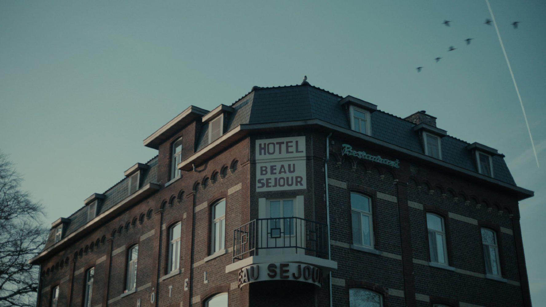 Кадр из фильма Отель Бо Сежур / Beau Séjour (2017)