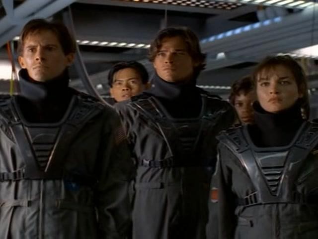 Кадр из фильма Космос: Далекие уголки / Space: Above and Beyond (1995)