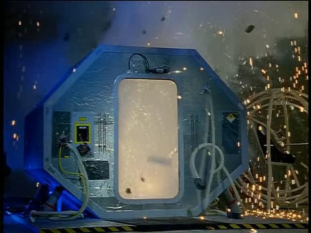 Кадр из фильма Электронные жучки / Bugs (1995)