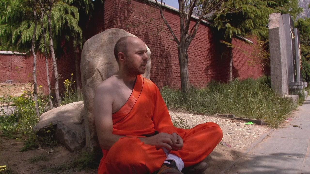 Кадр из фильма Идиот за границей / An Idiot Abroad (2010)