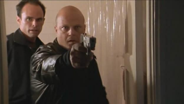 Кадр из фильма Щит / The Shield (2002)