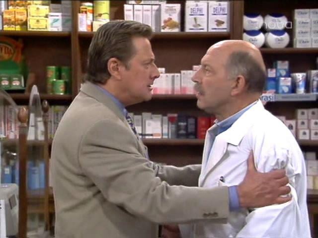 Кадр из фильма Дежурная аптека / Farmacia de guardia (1991)