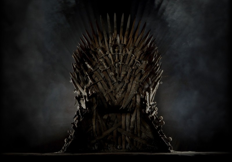 Герои «Игры престолов» сидят на железном троне на новых постерах