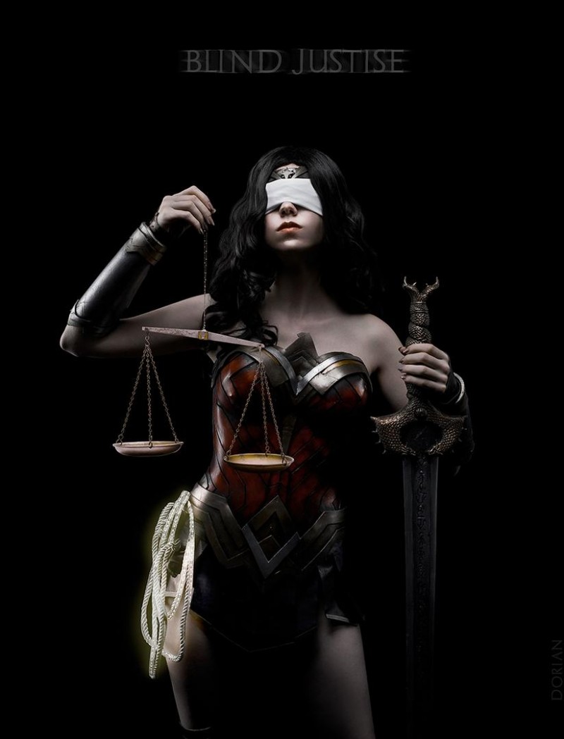 Сильная и красивая Чудо-женщина в косплее по мотивам фильма Wonder Woman