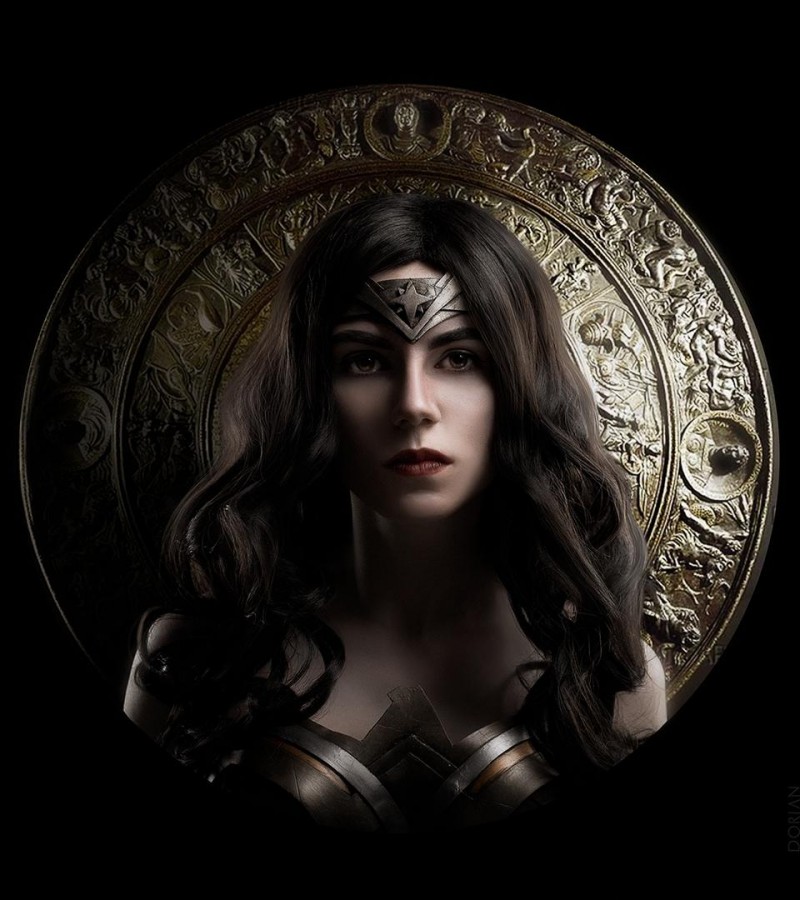 Сильная и красивая Чудо-женщина в косплее по мотивам фильма Wonder Woman